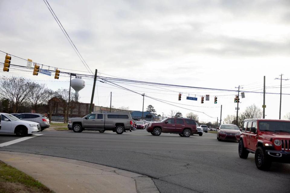 Cars block the N.C. 150 intersection at Williamson Road and Bluefield Road In Mooresville, N.C., on Tuesday, December 14, 2022.