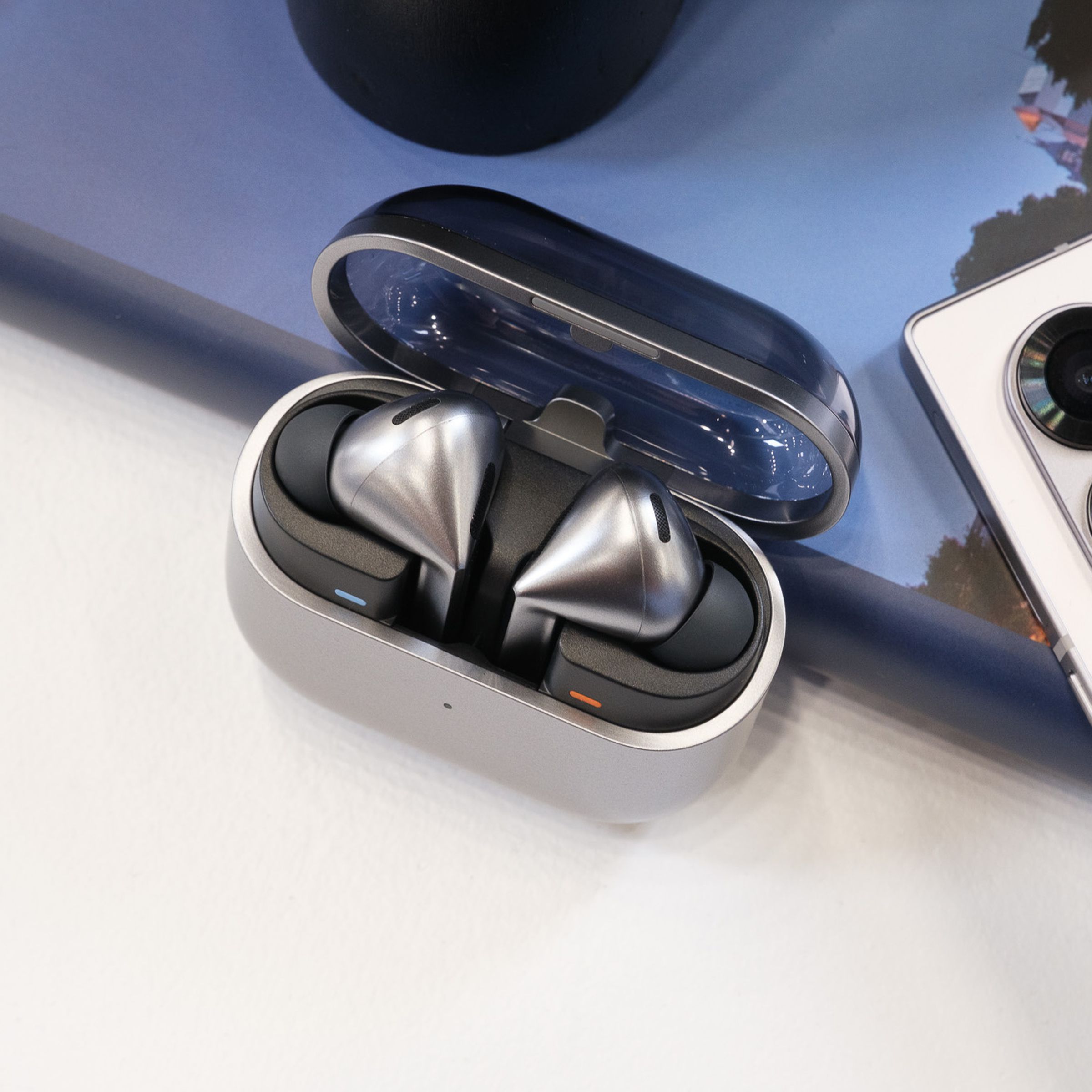 A hands-on product photo of Samsung’s Galaxy Buds 3 / Galaxy Buds 3 Pro.