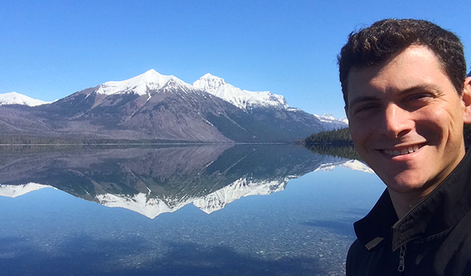 Kibinis died in front of some mountains while traveling, and covered with a great blue sky