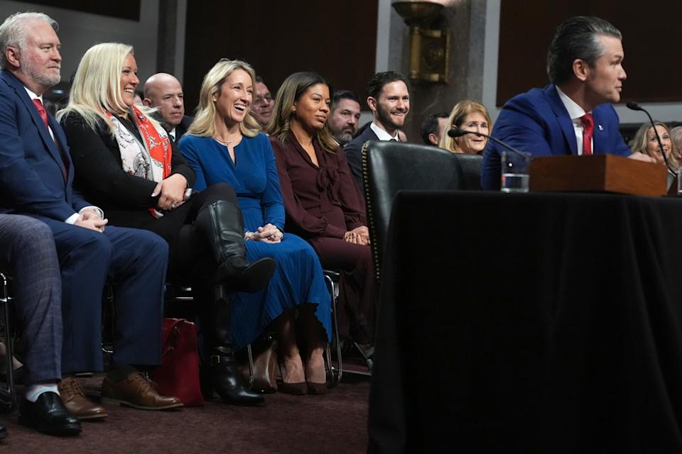Jennifer Rothshette, the third from the left, and the Fifth of Higseth, the fifth of the left, listens to the fact that the Higseth Beit appears in front of the Senate Armed Services Committee for his confirmation session to be the Minister of Defense, in the Capitol in Washington, January 14, 2025. (AP Photo/Jacquélyn Martin, file) (Copyright 2025 The Costmy Classe.