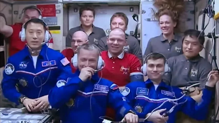 The 72 -exploration crew gathering 72 at a welcome ceremony (from the left) from NASA astronauts Johnny Kim and the scent of dedication to Rosimos Sergey Resikov and Alexei Zubitskoy. Expedition 73 will start soon after the departure of three spacecraft, including NASA Don Bette, in the left.
