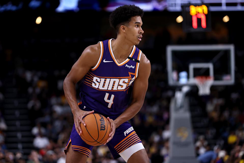 Ighodaro handles the ball during a game against the Los Angeles Lakers in October 2024.