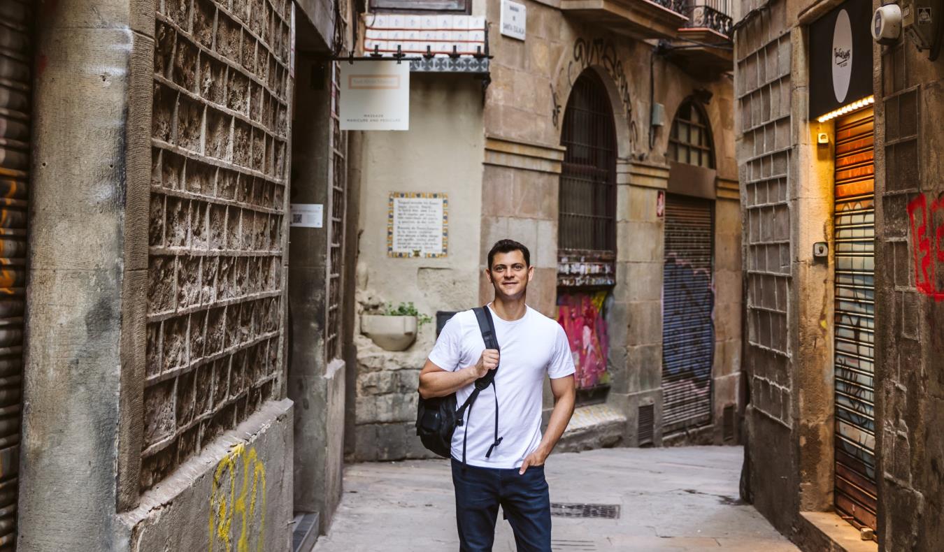The nomad died with a backpack on his shoulder, walking in the narrow streets of the Gothic neighborhood in Barcelona, ​​Spain