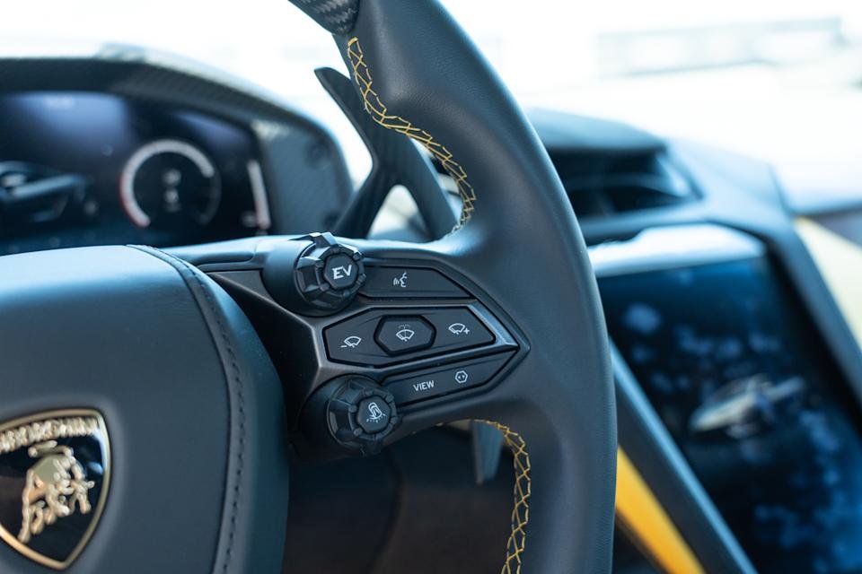 When you're steering quickly, it's easy to unintentionally catch one of the many steering wheel-mounted button with your palm.