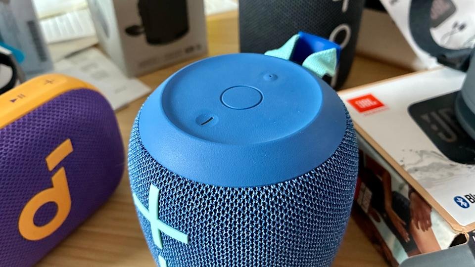 A close-up of the UE Wonderboom 4 control buttons.