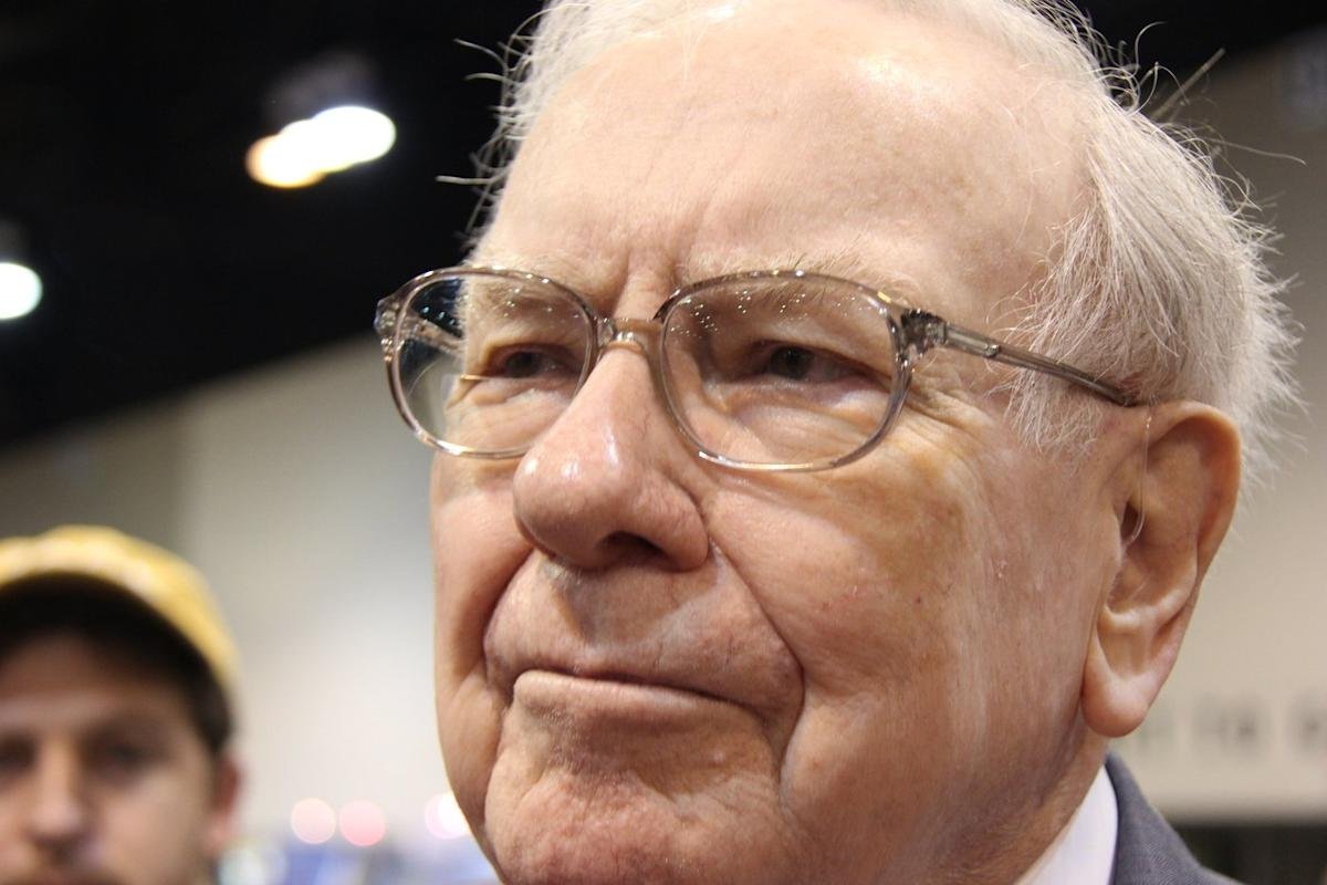 In Spite of Warren Buffett's $177 Billion Silent Warning to Wall Street, Berkshire's Boss Piled Into This Historically Cheap Stock That's Gained Over 32,000% Since Its IPO