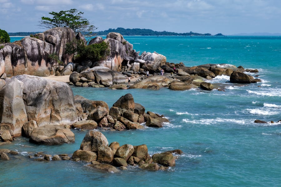 Boulders and turquoise water at Turun Aban beach