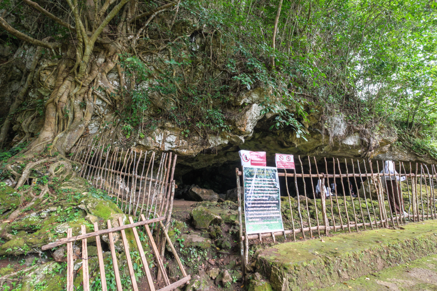 Entrance to the Liang Metanduno cave