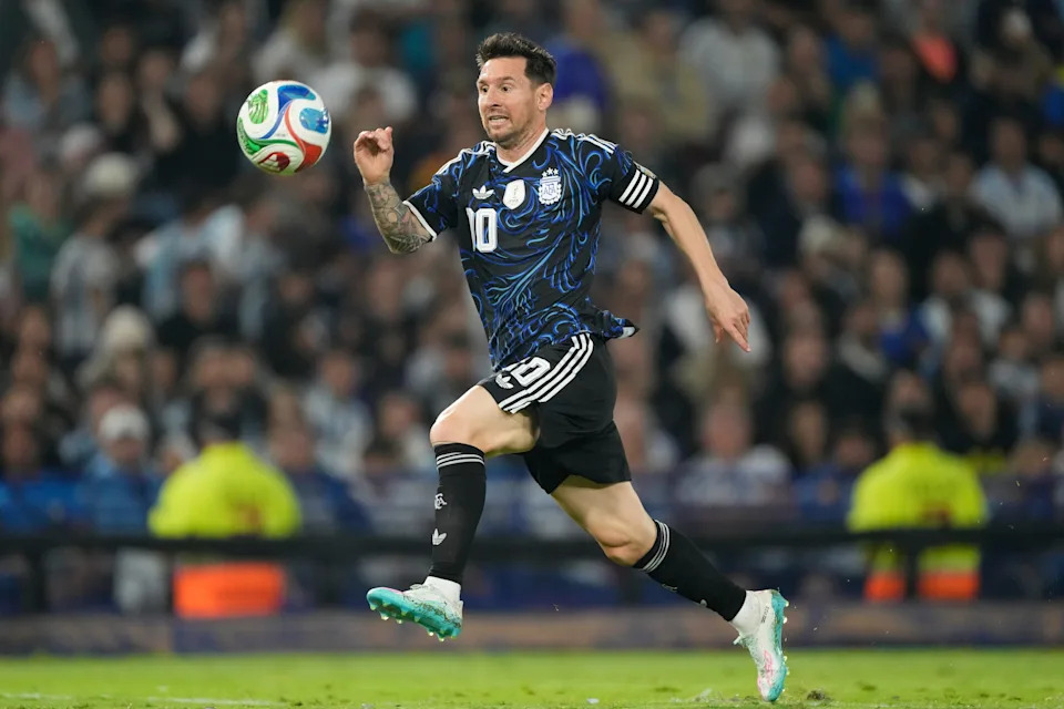 ARCHIVO - Lionel Messi, de Argentina, corre con el balón durante un partido amistoso frente a Mauritania, el 27 de marzo de 2026, en Buenos Aires, Argentina. (AP Foto/Gustavo Garello, Archivo)