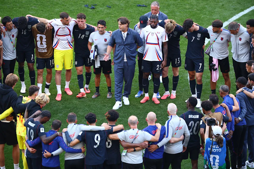 Soccer Football - FIFA World Cup 2026 - Round of 16 - United States v Belgium - Seattle Stadium, Seattle, Washington, U.S. - July 6, 2026 U.S. coach Mauricio Pochettino speaks to the team after the match as the U.S. are eliminated from the World Cup REUTERS/Agustin Marcarian